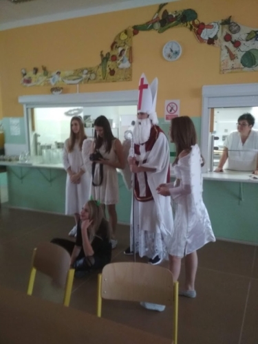 Netradiční oslava Mikuláše ve 3. B a 4. A f03