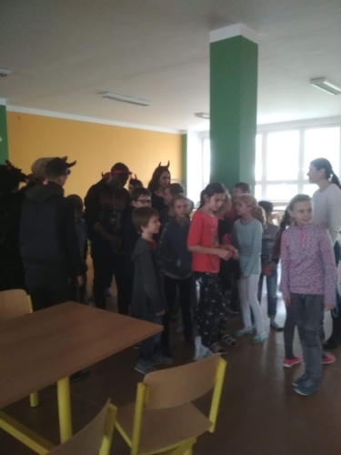 Netradiční oslava Mikuláše ve 3. B a 4. A f04