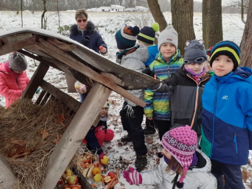 Prvňáčci s předškoláky u krmelce f02