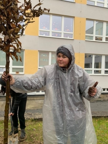 Sázení stromků v areálu školy f03