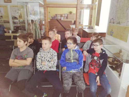 Šesťáci poznávají původní a nepůvodní druhy organismů f01